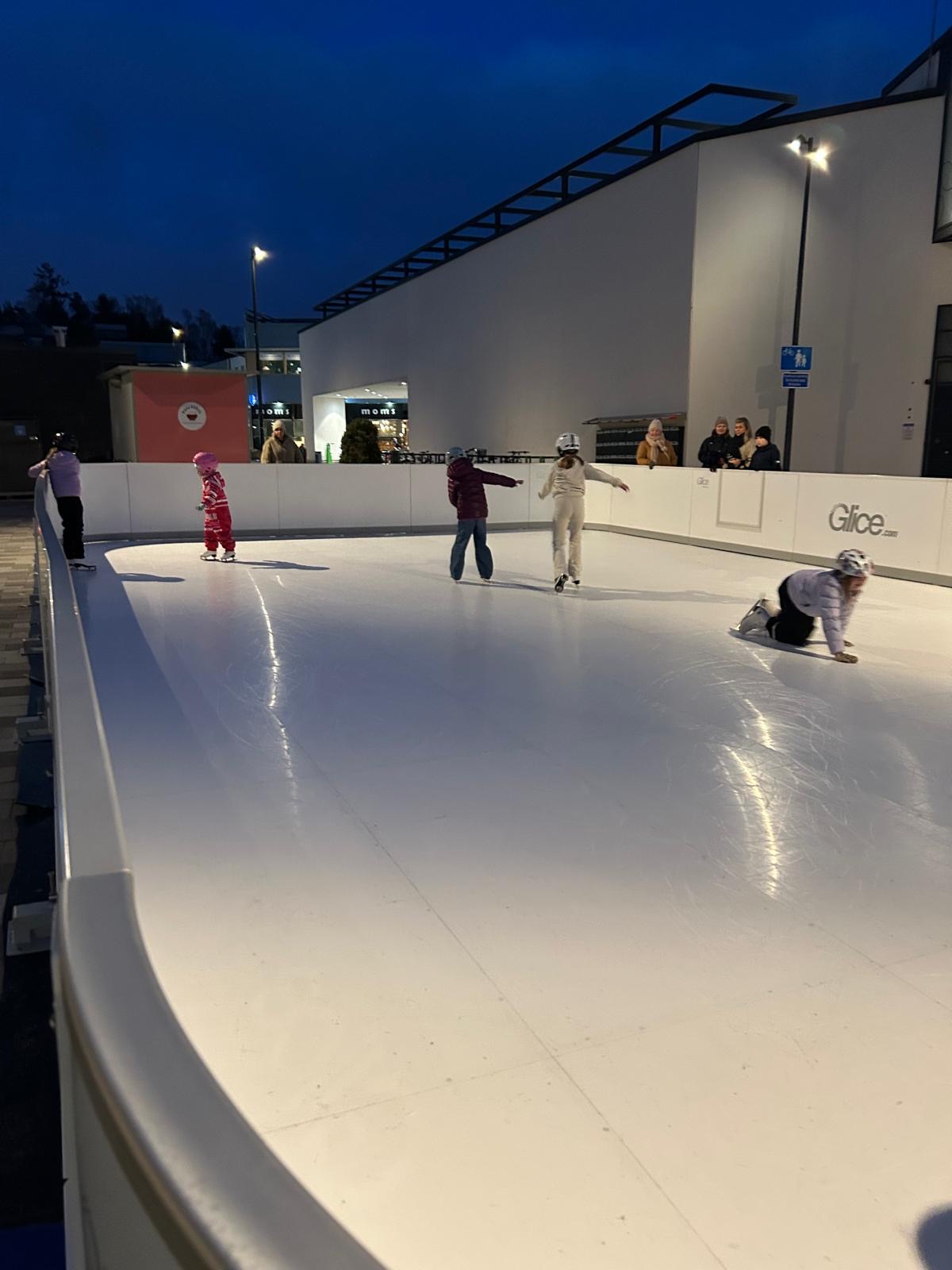 Lapset luistelevat ekojäällä Kauniaisissa syyslomalla