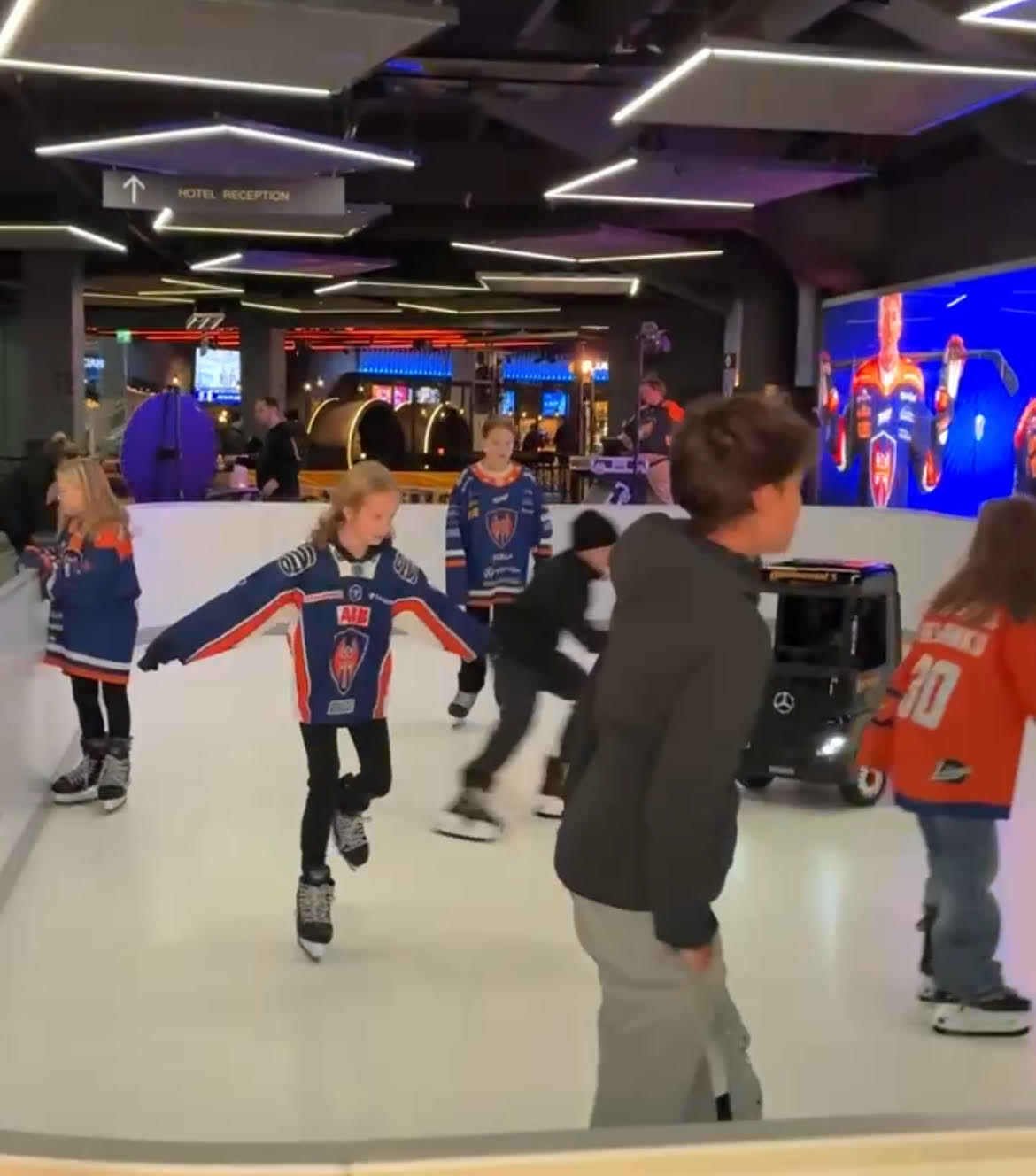 lapset luistelevat ekojäällä Nokia Arenassa