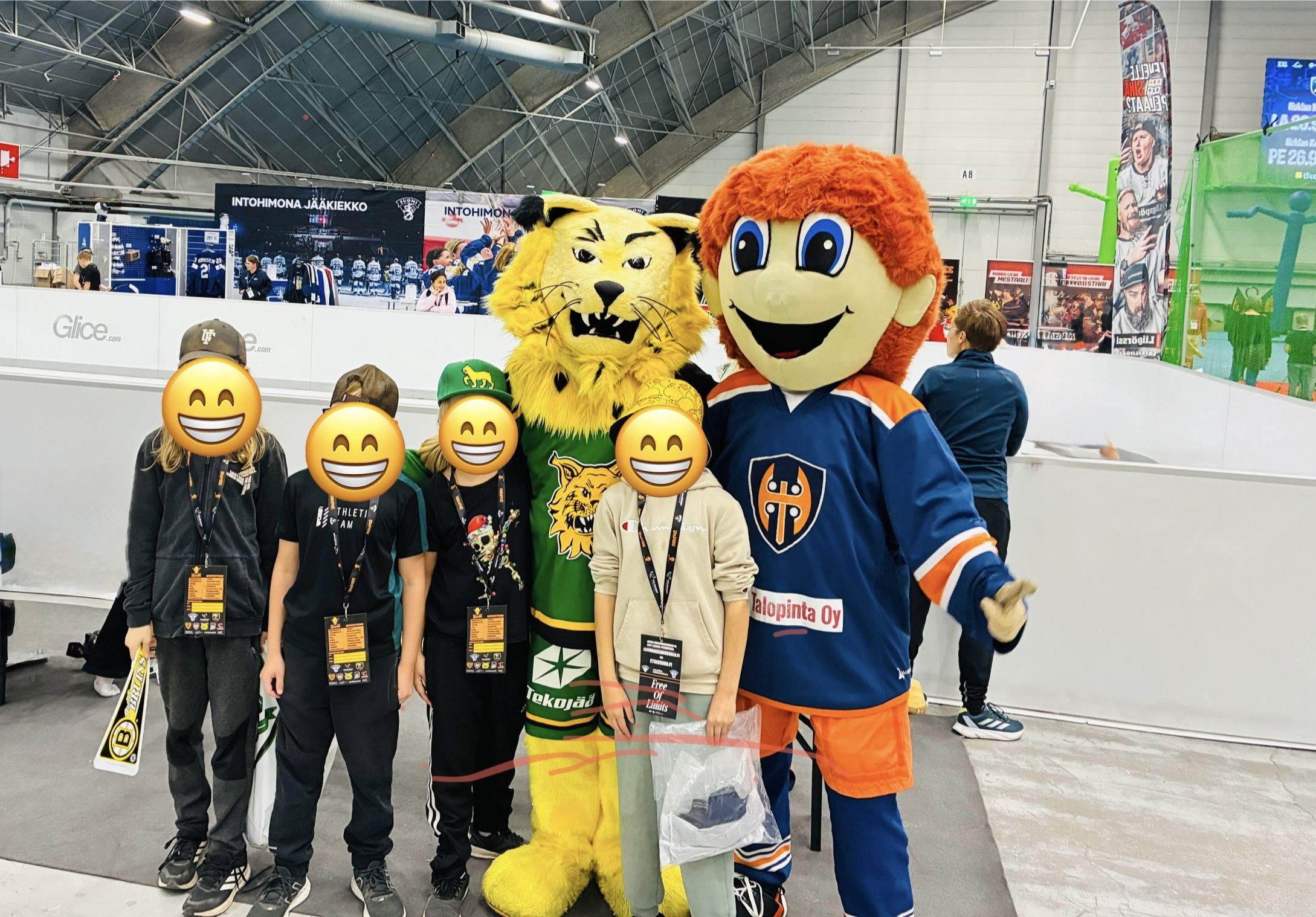 lapset Ilves kissan ja Tapparan tapsun kanssa